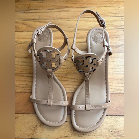 Tory Burch Miller 60MM Wedge - Beige T-Strap Leather Sandals with Logo Medallion - Picture 3 of 11
